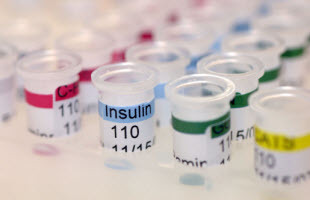 Где секретируется инсулин и что отвечает за выработку этого гормона?