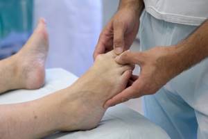 Опухание ног при диабете: причины и методы борьбы с отечностью